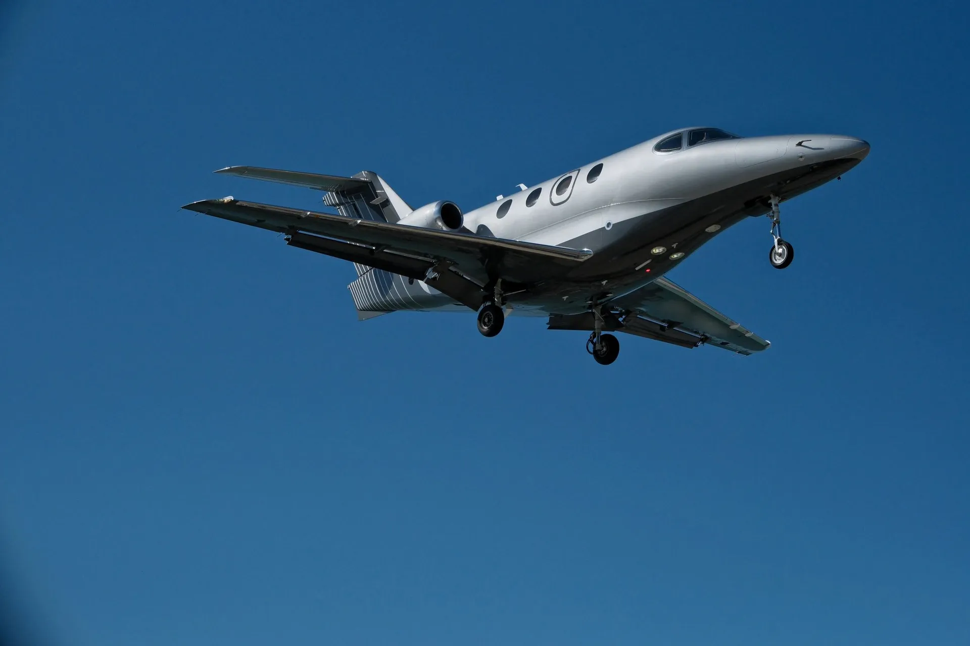 Midsize jet cabin